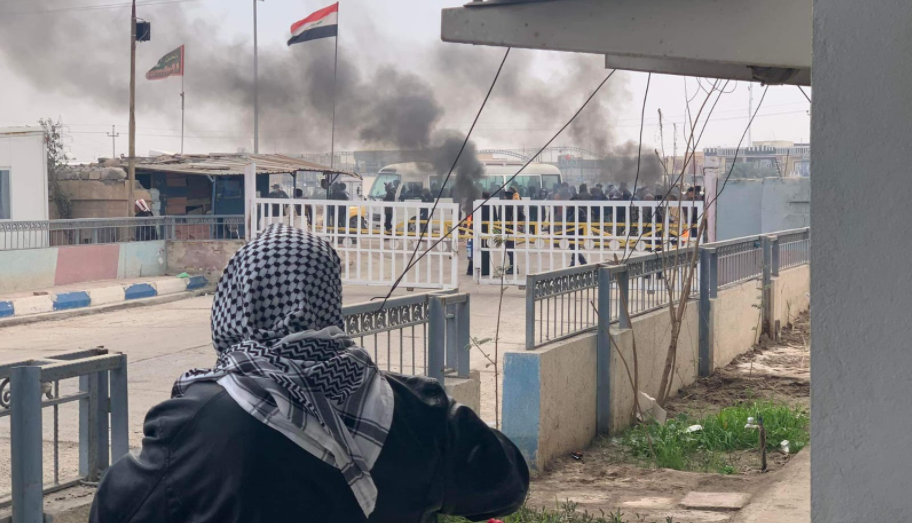 "خريجون" غاضبون يغلقون شركة نفطية ويوقفون التجهيز جنوبي العراق (صور)
