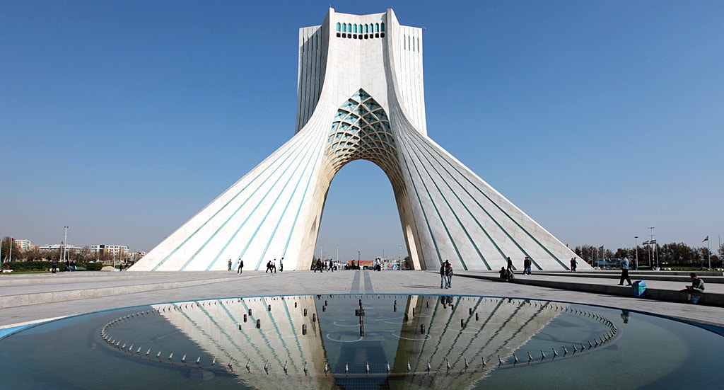 محكمة ايرانية تقضي بسجن خطيبين رقصا أمام أبرز معالم طهران