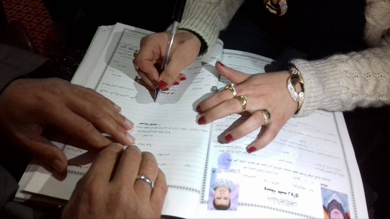 القضاء العراقي يوضح حقيقة عقد زواج.. مقدمه "جي كلاس" ومؤجله قطعة سلاح