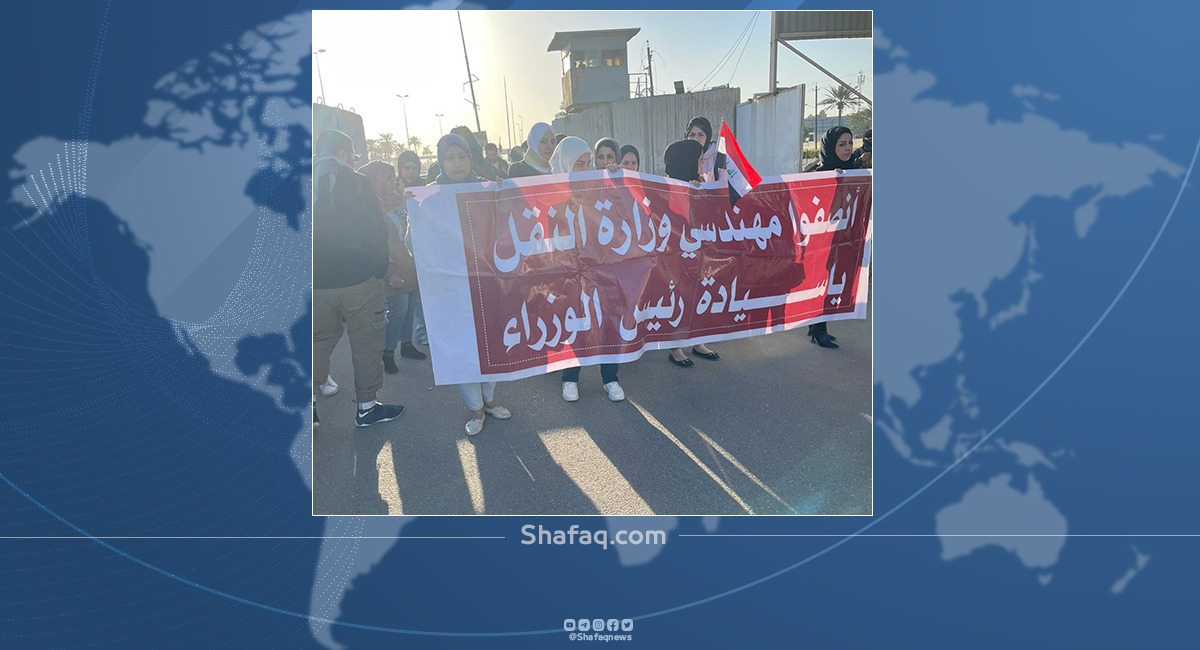 صور .. موظفو العقود يتظاهرون أمام وزارة النقل في بغداد