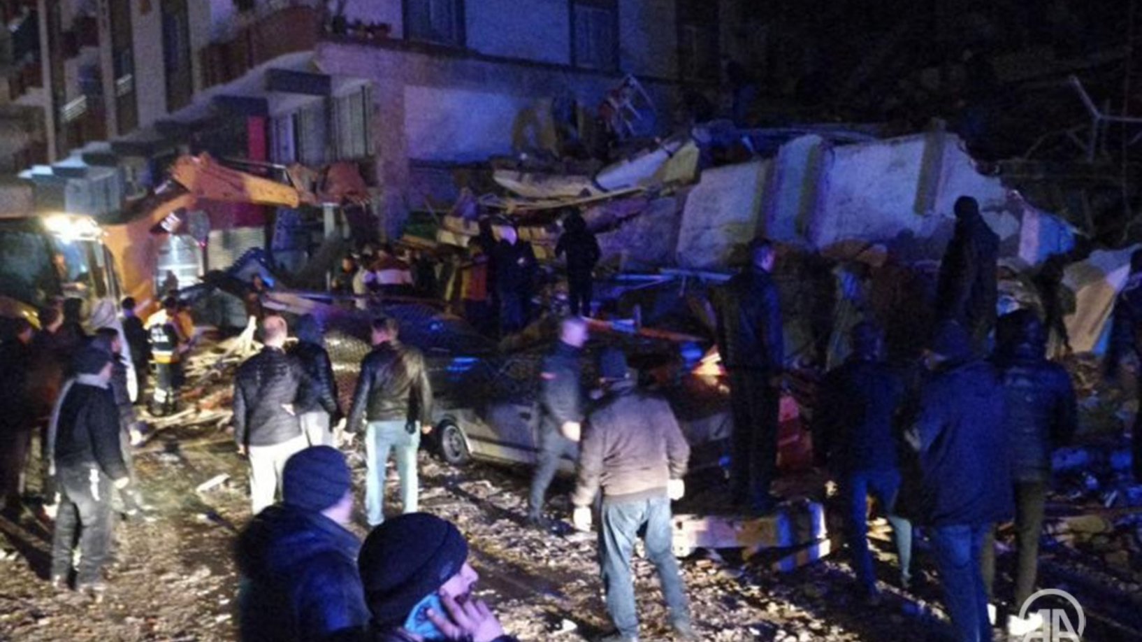 قتلى وانهيار بنايات بزلزال عنيف يضرب تركيا وعدة دول