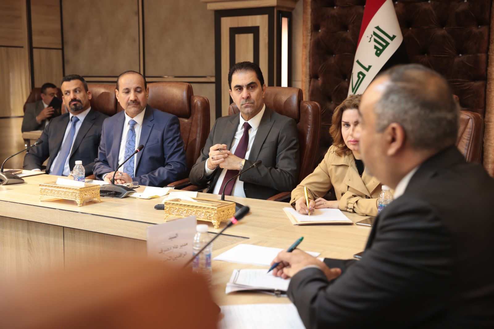 البرلمان العراقي يدعو إلى إعادة النظر في آليات عمل المصارف الحكومية والأهلية