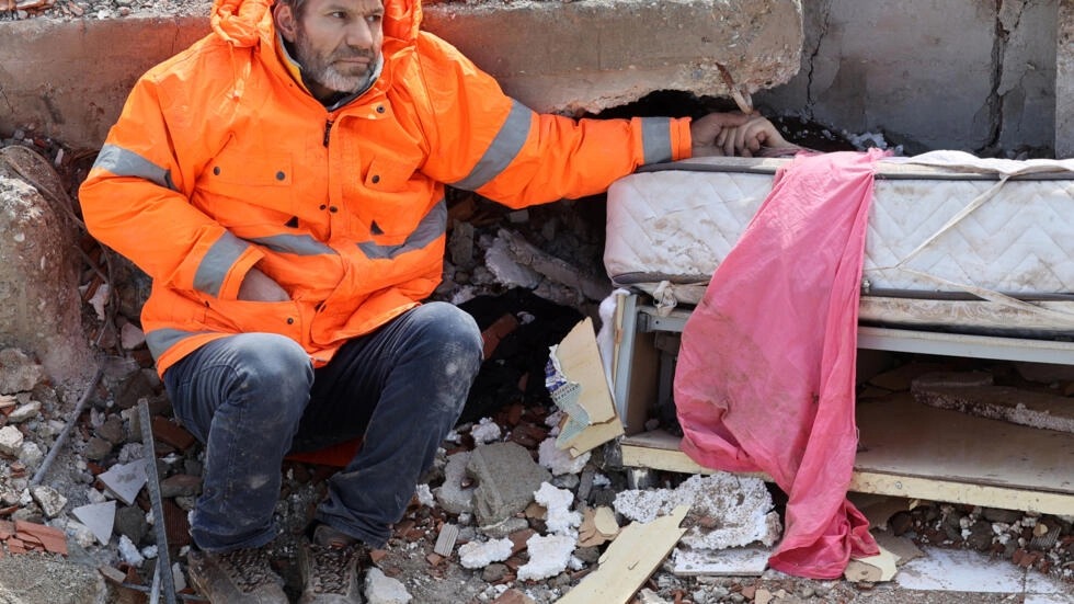 أب تركي "مفجوع" لا يفارق يد ابنته المتوفاة تحت أنقاض الزلزال المدمر