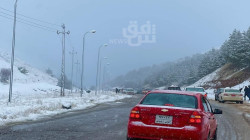بلغ سمكها أكثر من مترين.. فرق إزالة الثلوج تصل أعلى قمة جبلية وشفق نيوز توثق (فيديو)