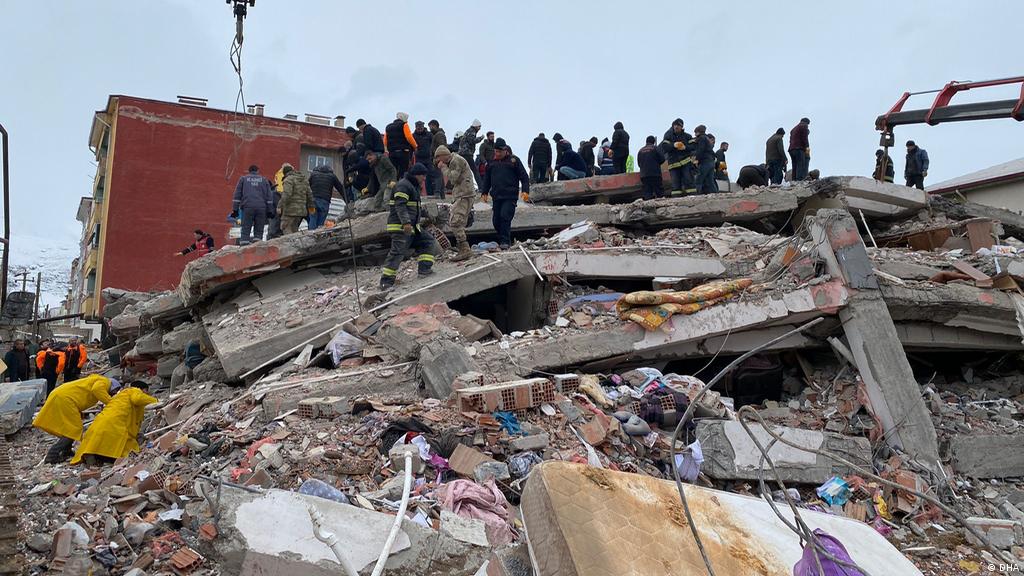 ارتفاع عدد قتلى زلزال تركيا إلى 29,605 وسط تسجيل 2.412 هزة ارتدادية