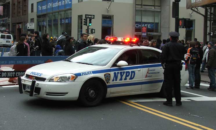 الشرطة لا تستبعد أن يكون عملاً "إرهابياً" .. سائق شاحنة يدهس مارة في نيويورك