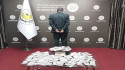 صور .. شرطة أربيل تطيح بإيراني يسكن في تركيا بحوزته 12 ألف دولار مزيفة