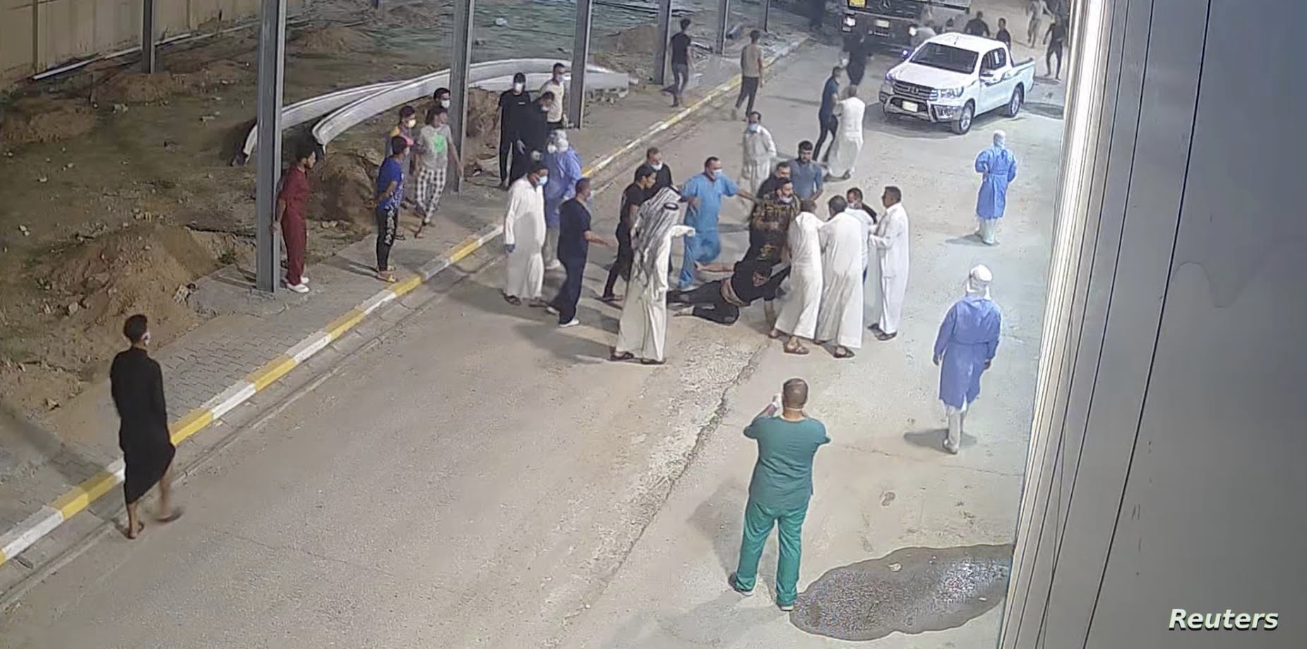 ذوو متوفي يعتدون على أطباء وممرضين في بغداد والأمن يعتقل أثنين منهم