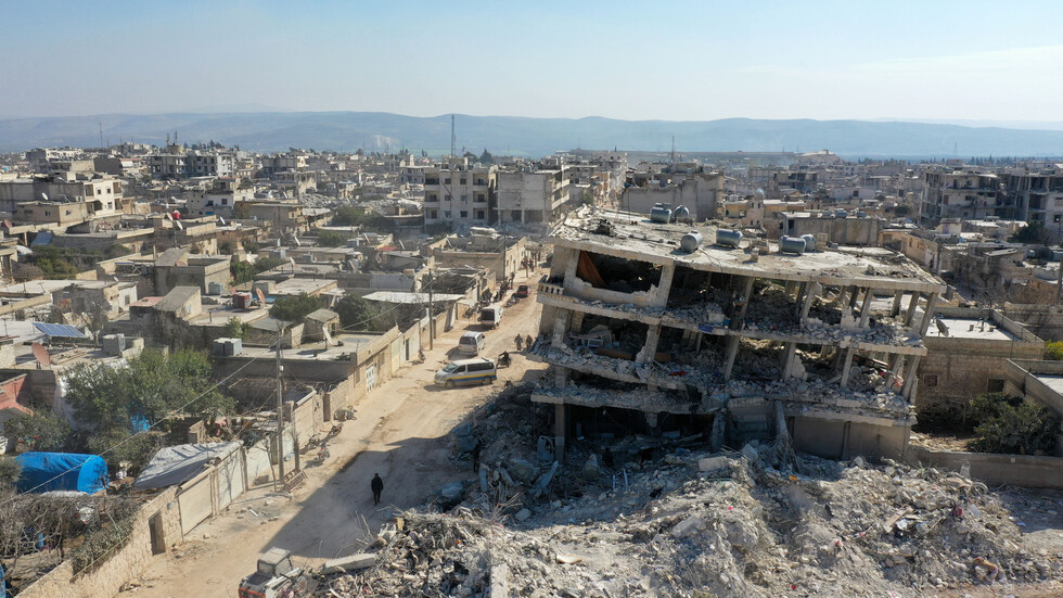 زلزال سوريا.. انهيار مبنى وأغراب ينهبون المنازل
