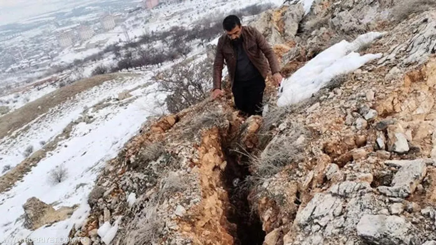 كوارث تركيا.. هزات ارتدادية بالآلاف والزلزال يقسّم الجبل نصفين