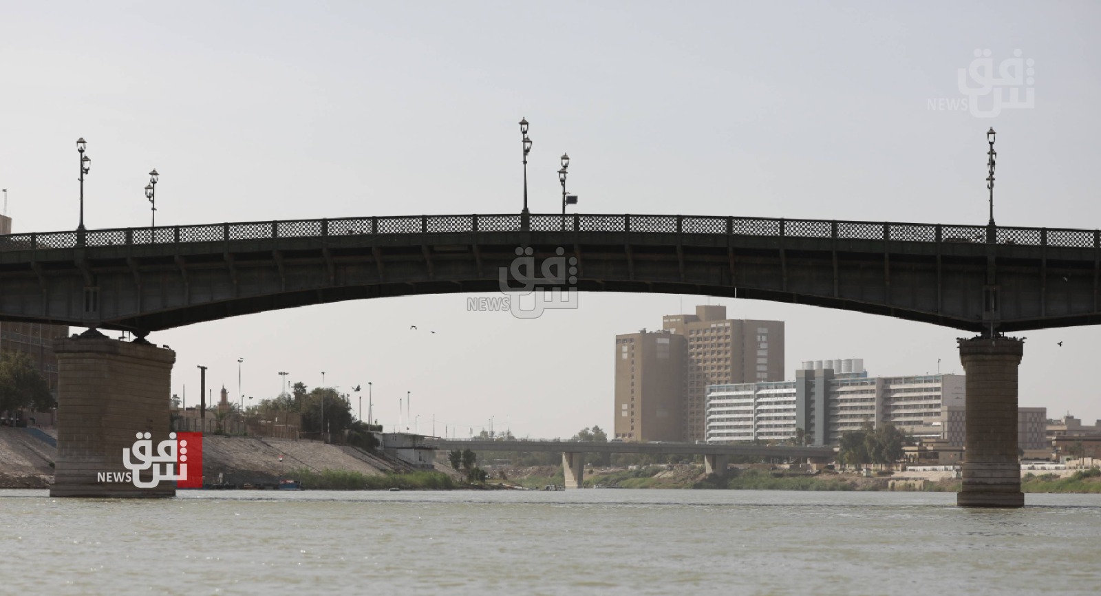 السلطات تقطع جسراً مهماً وسط بغداد وتقترح طرقاً بديلة