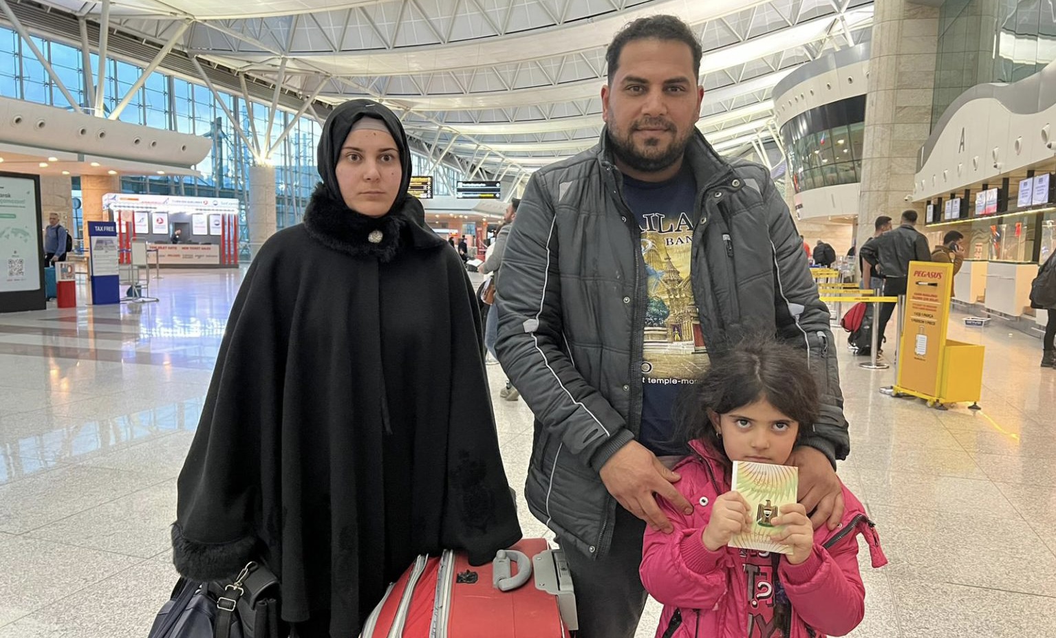فقدت طفلها ذو الـ3 أشهر.. إجلاء أسرة عراقية من مدينة تركية منكوبة إلى بغداد