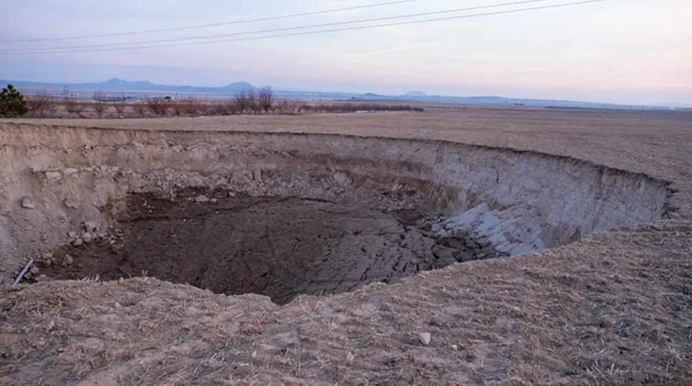 زلزال تركيا.. حفرة عملاقة مخيفة تظهر بشكل مفاجئ (صور وفيديو)