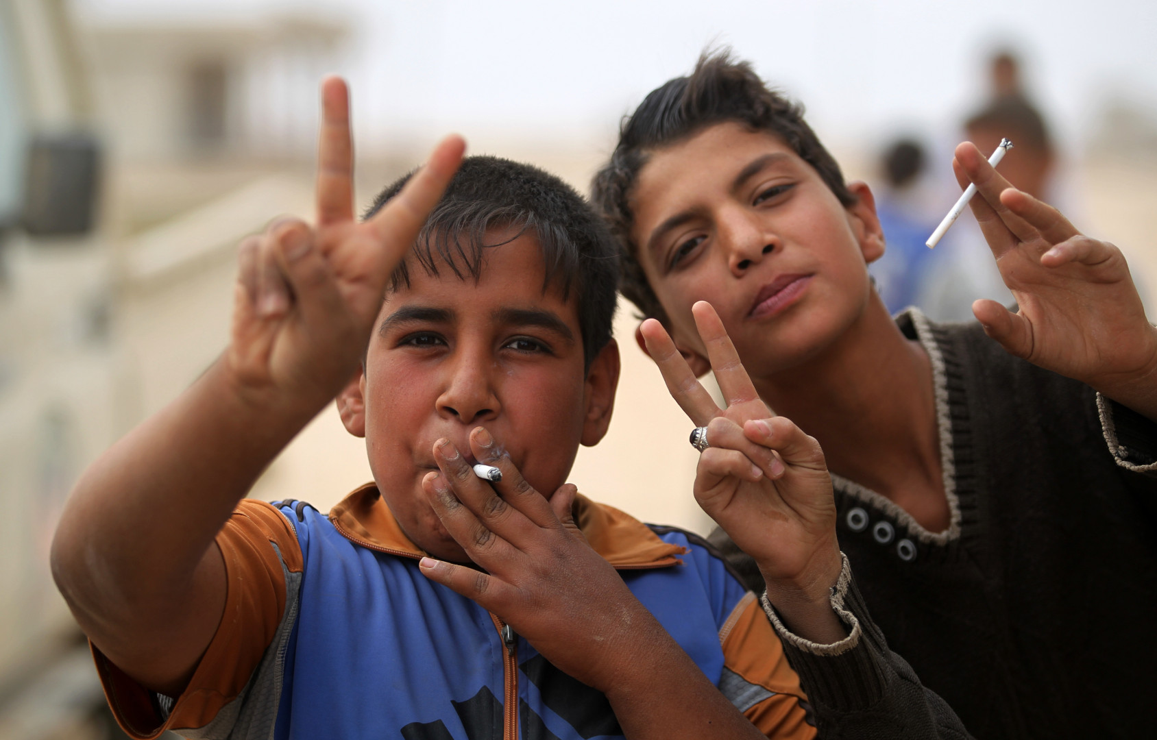 "أمام أسرهم"..  "الأطفال المدخنون" يثيرون القلق في العراق