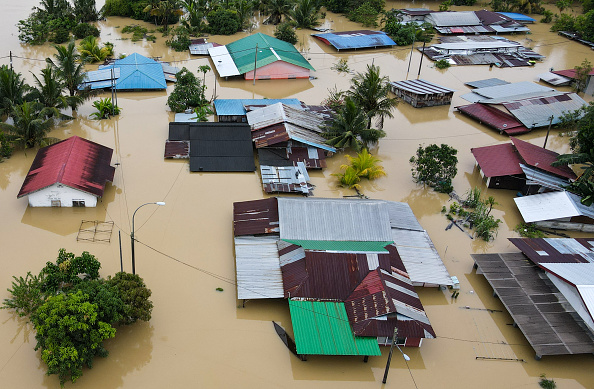 الفيضانات تجتاح جنوب ماليزيا وتجبر 40 الف شخص على النزوح