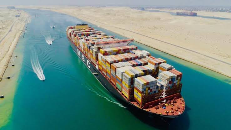 قناة السويس تعلن تعويم سفينة حاويات جانحة ومواصلة سير السفن