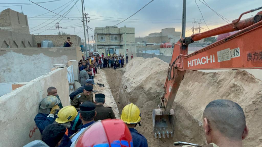 إنقاذ  4 عمال للصرف الصحي دفنوا أحياء في كربلاء.. فيديو وصور