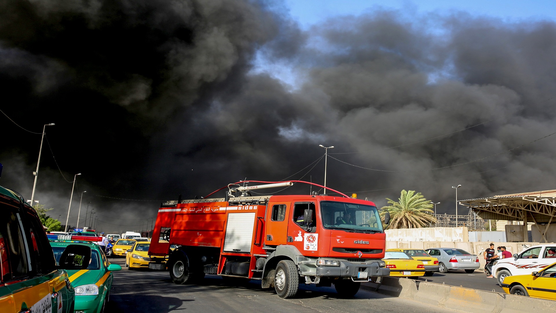إخماد حريق كبير داخل معمل المرجان للأصباغ جنوب بغداد