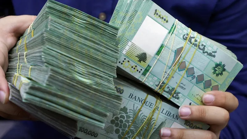 الليرة اللبنانية تسجل انهياراً تاريخياً أمام الدولار الأمريكي الذي تخطى حاجز 100 ألف