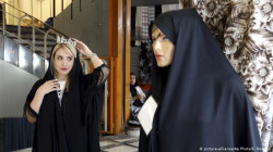 الخسائر تضرب أكبر أسواق الأوشحة في إيران: نساء ينصرفن عن الحجاب