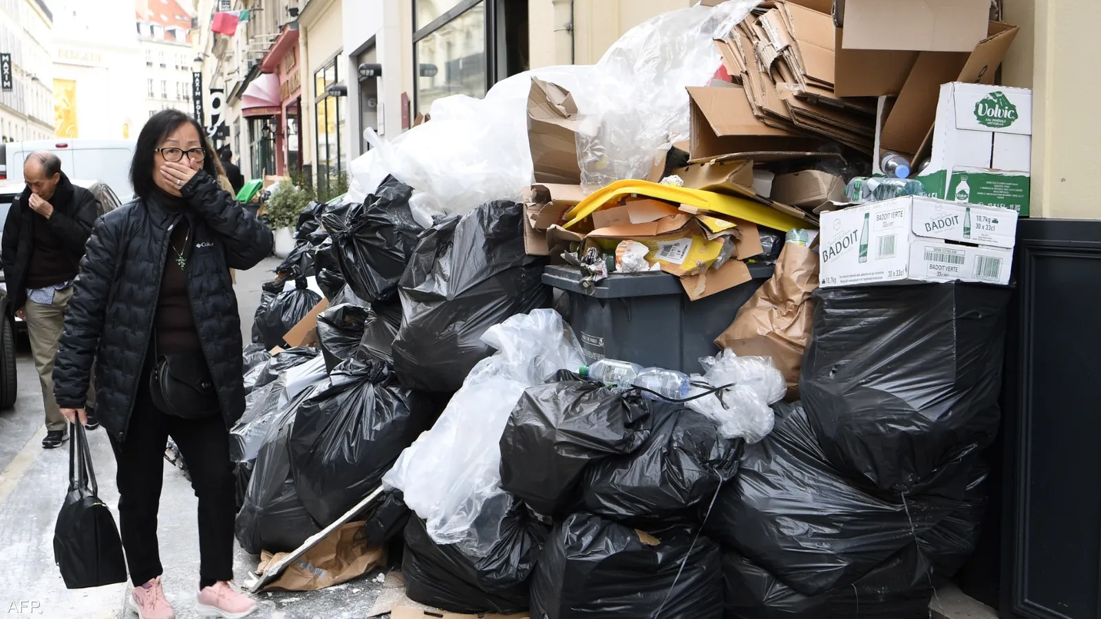 صور.. باريس تغرق في القمامة وتستنجد بالجيش لتنظيف الشوارع
