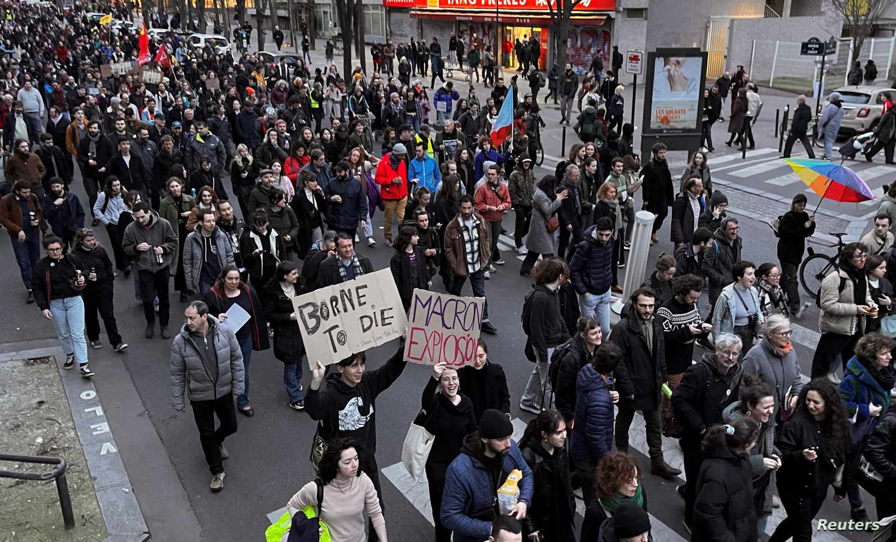 تعديل ماكرون لسن التقاعد يوسع الاحتجاجات في فرنسا