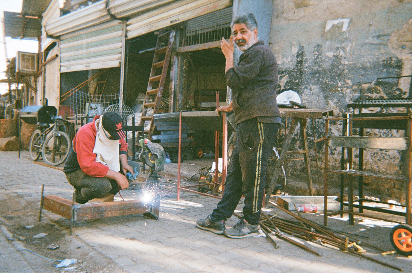 عراقيون يرسمون بكاميراتهم صورا عن رؤيتهم لبلدهم (صور)