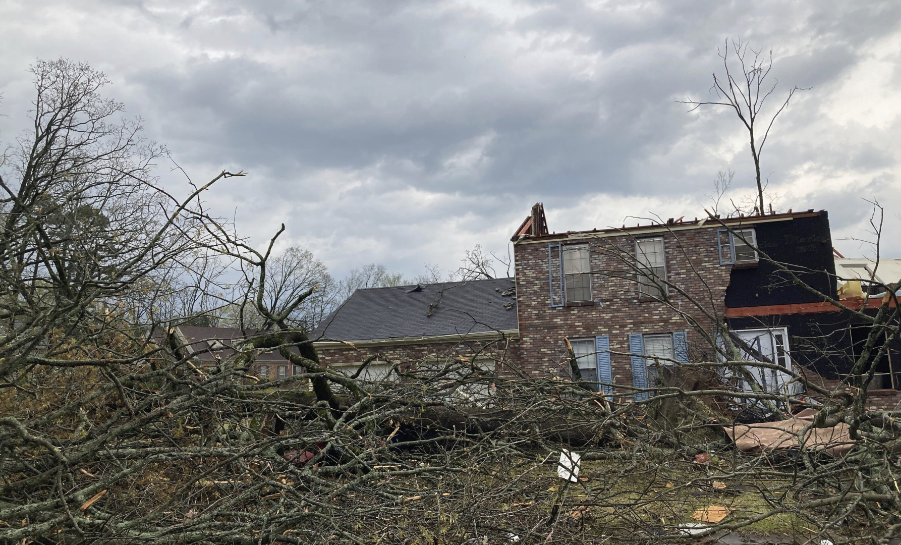 "تطايرت المباني".. "إعصار عنيف" يضرب أركنساس الأمريكية ويخلف ضحايا