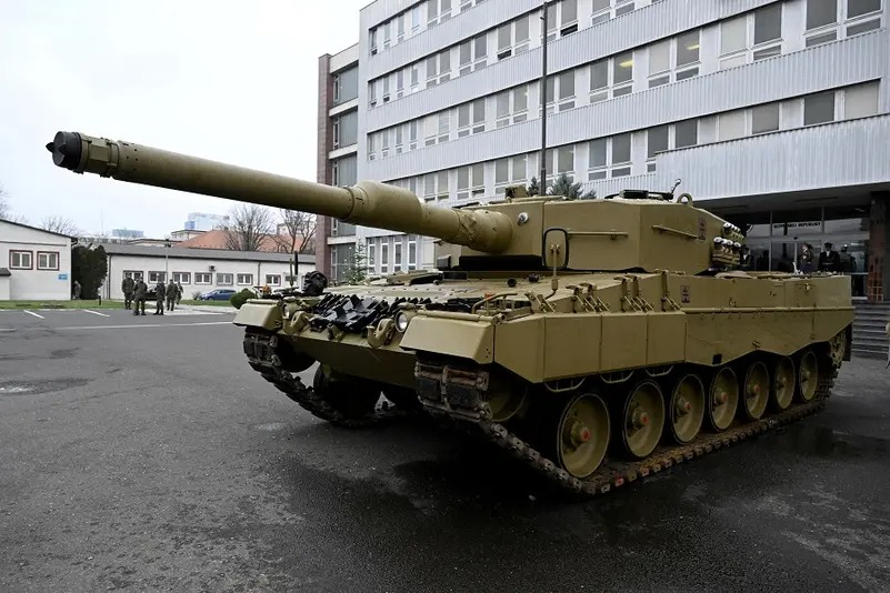 وزير الدفاع الألماني يقر: تزويد أوكرانيا بالسلاح أضعف جيشنا
