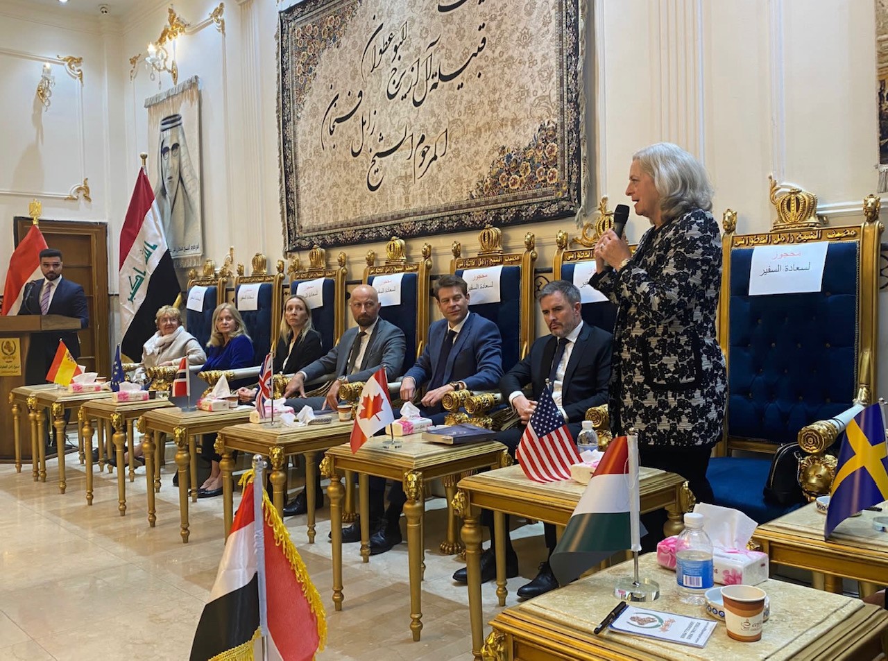 السفيرة الأمريكية تشيد بموقف شيوخ عشائر عراقية.. صور