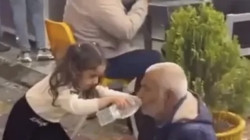 طفلة عراقية تخطف القلوب بـ18 ثانية بعد أن سقت مشردا بيديها