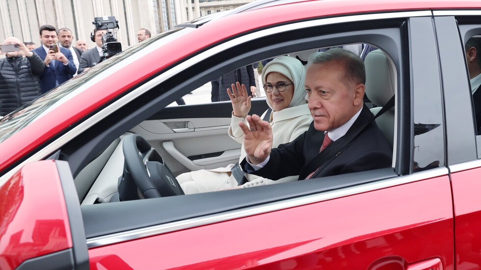 أردوغان يقود أول سيارة "توغ" وحوار طريف مع زوجته.. فيديو وصور