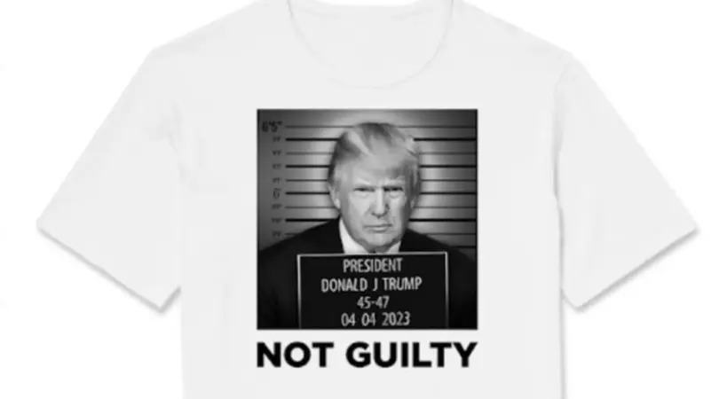 قميص وصورة ترامب "موقوفاً" تجمع أكثر من 10 ملايين دولار