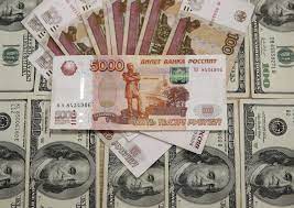 الروبل الروسي يتراجع  أمام الدولار إلى أدنى مستوياته منذ عام