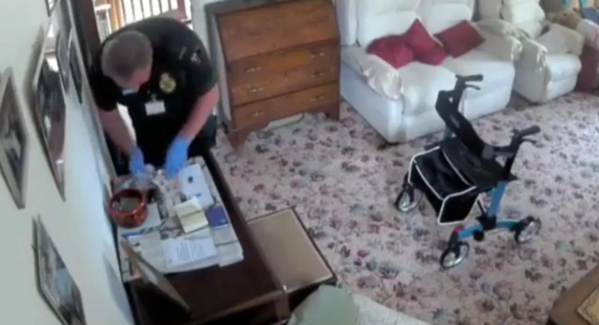 كاميرا تفضح مسعفا حاول سرقة مسنة فارقت الحياة