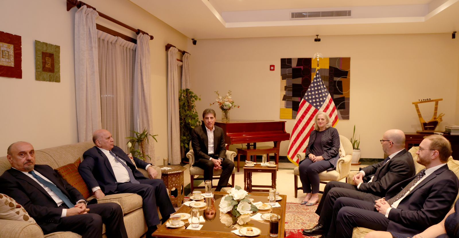 السفيرة الأمريكية تبلغ نيجيرفان بارزاني إهتمام الولايات المتحدة بحوار أربيل - بغداد