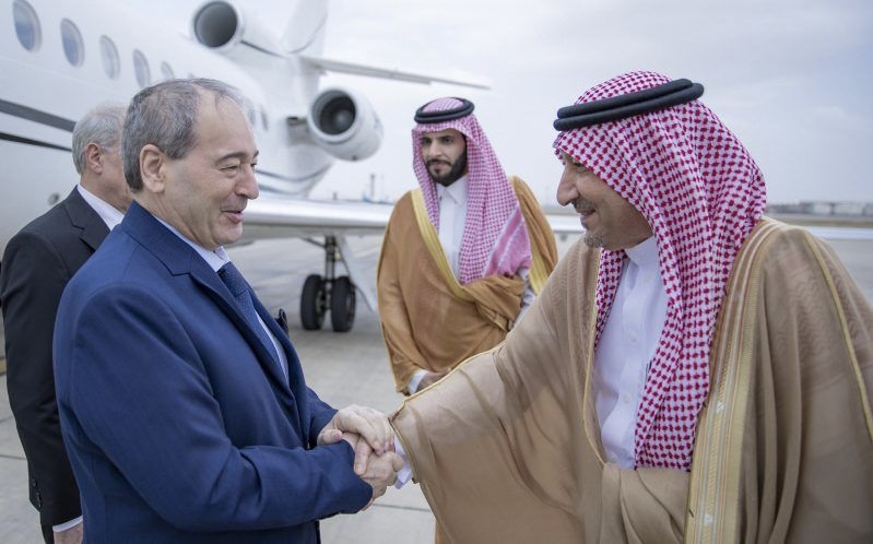 الأولى منذ سنوات.. وزير الخارجية السوري يصل السعودية
