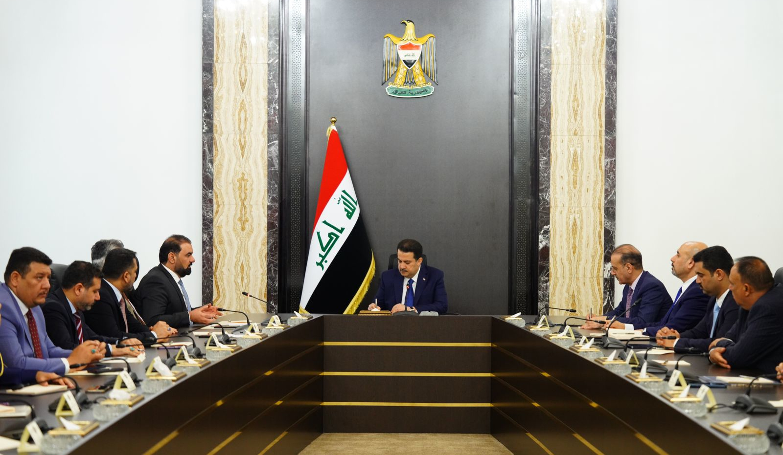 Iraqi premier, lawmakers discuss enhancing oil and gas Industry