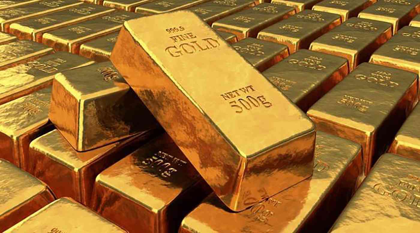 Gold dips as higher US rates seen in Fed's inflation fight
