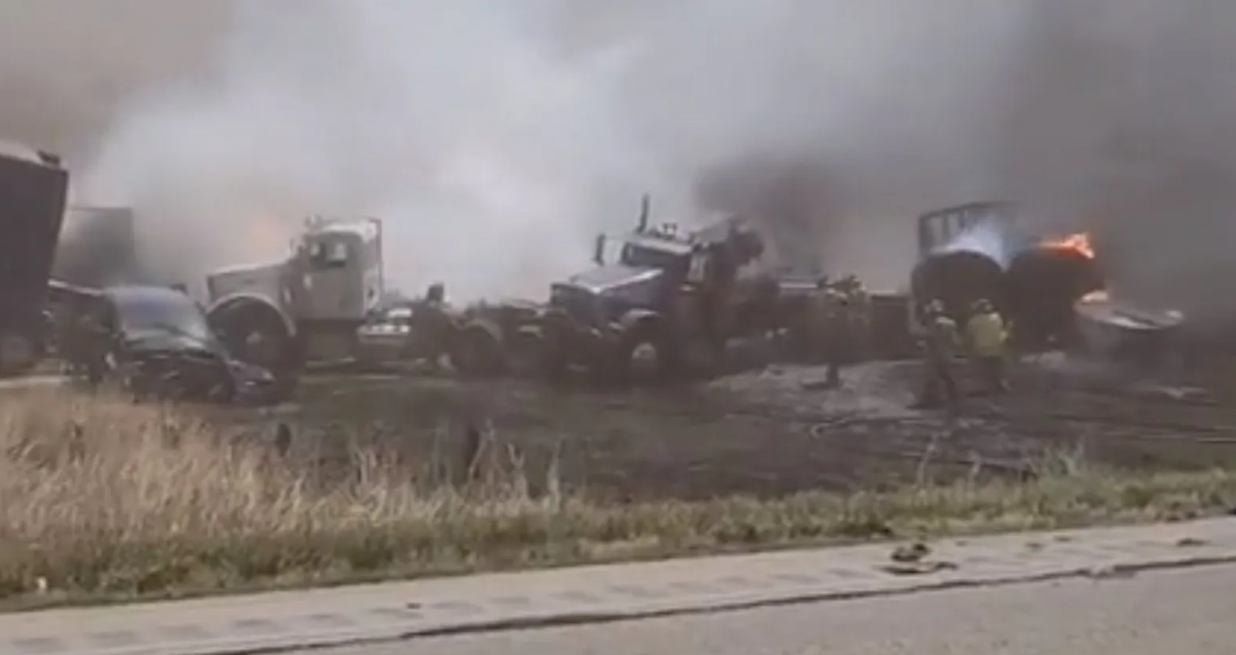 قتلى بتصادم 40 - 60 شاحنة في أمريكا.. فيديو