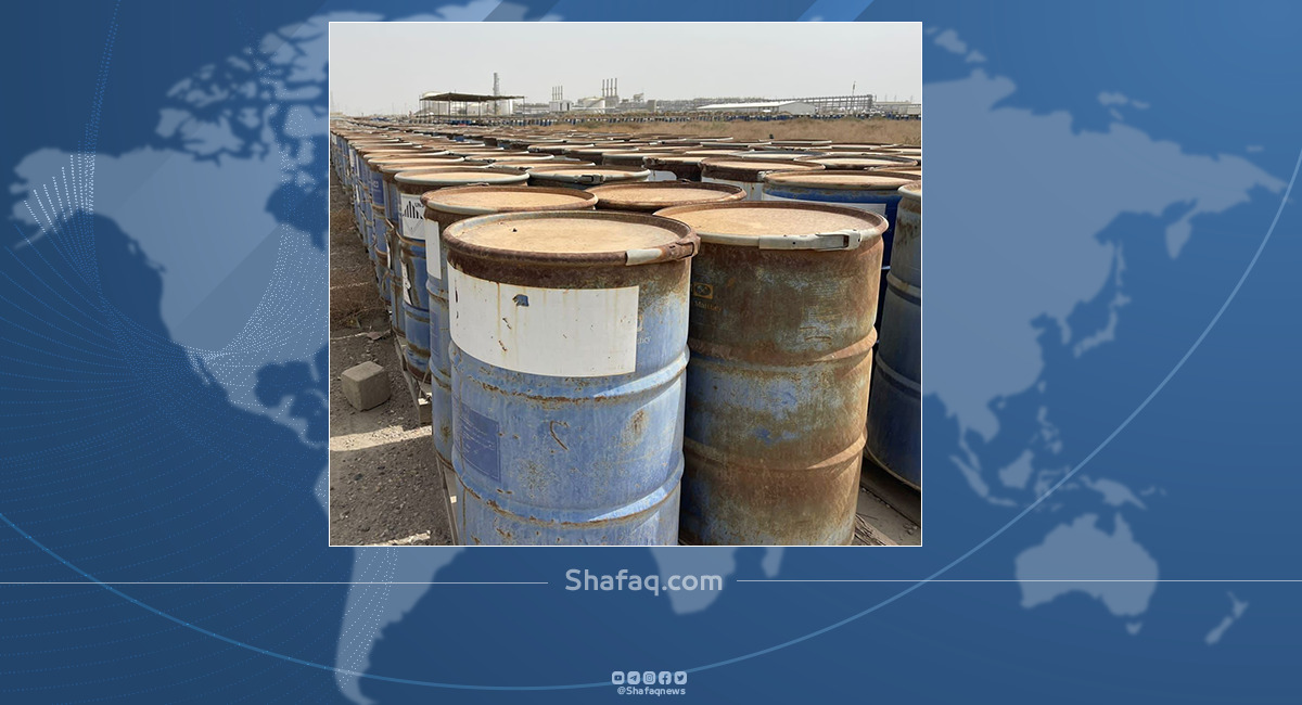 ضبط أكثر من  6 آلاف برميل يحتوي على مواد كيمياوية سامة بمقر شركة نفطية اجنبية جنوبي العراق
