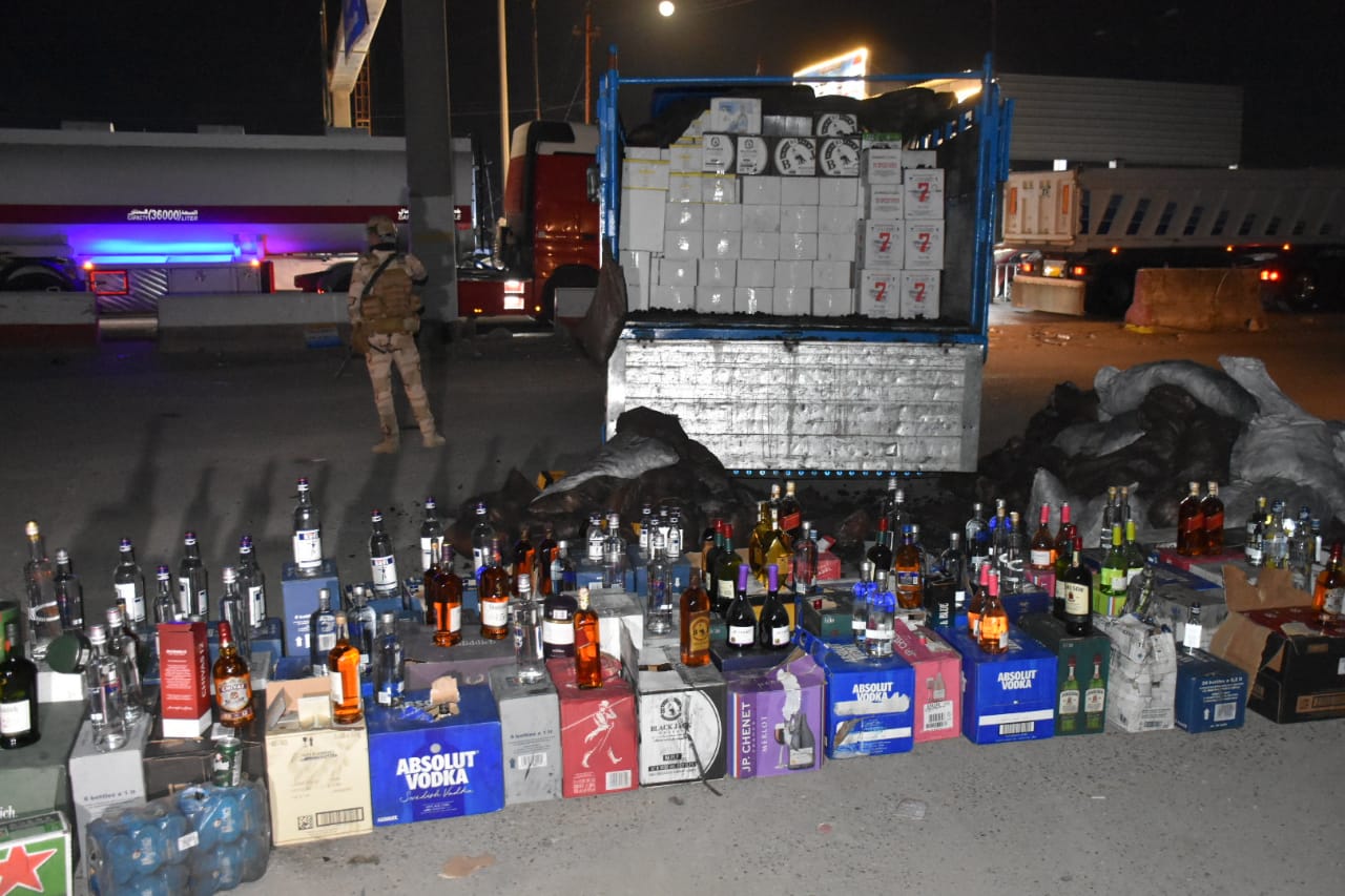 بـ"كمين محكم".. ضبط عجلة محملة بأنواع الكحول جنوبي العراق (صور)