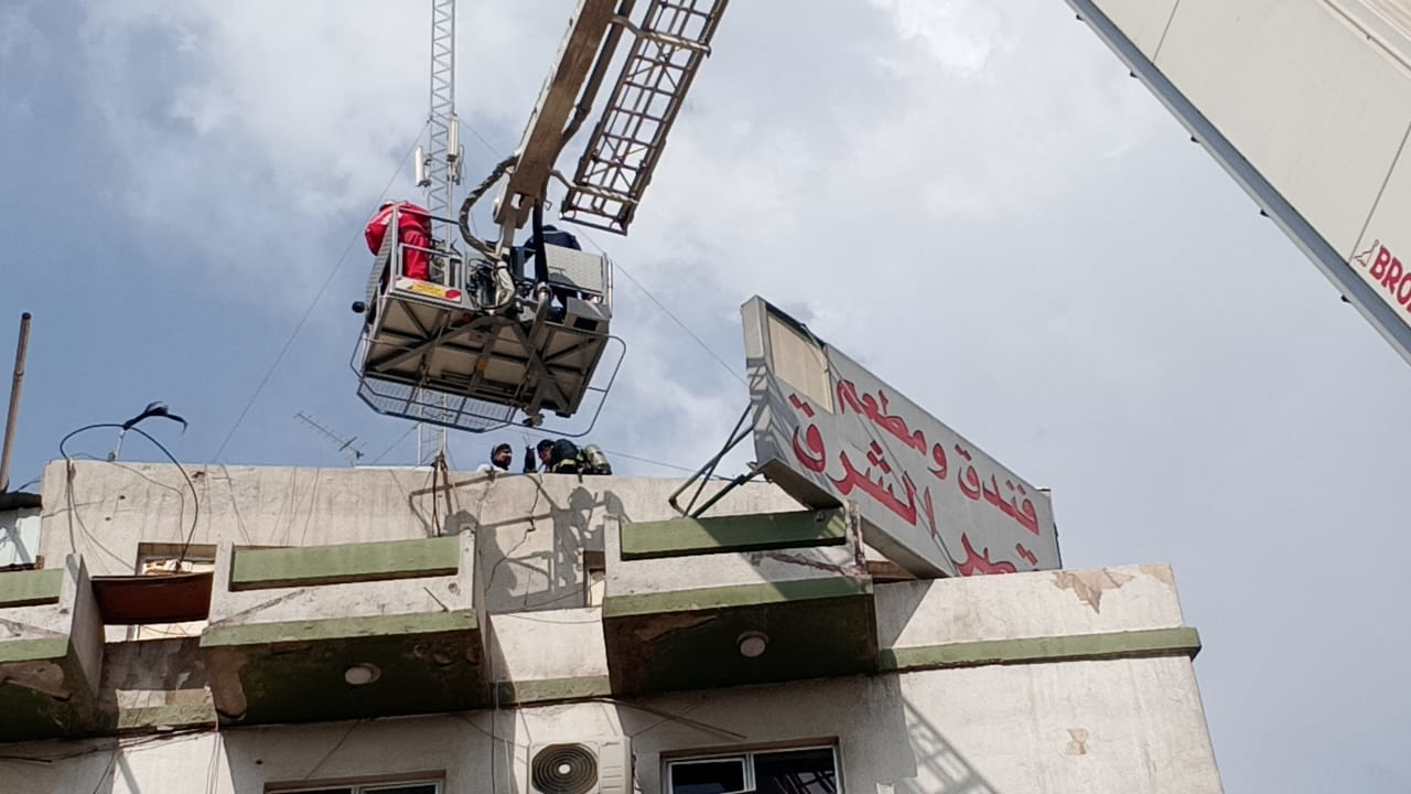 باستخدام السلالم.. الدفاع المدني ينقذ نزلاء فندق محترق ببغداد