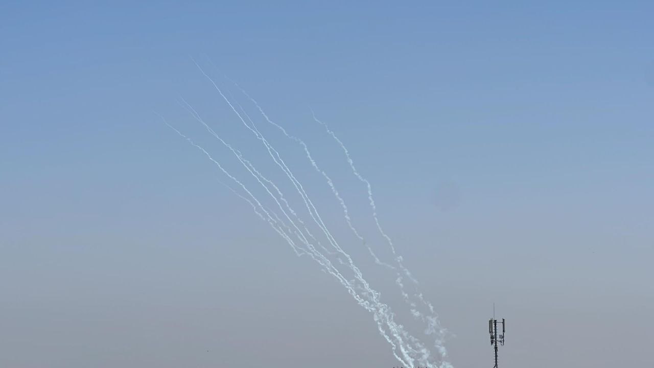 الفصائل الفلسطينية تعلن قصف اسرائيل بمئات الصواريخ وتتوعد تل أبيب بـ"أيام سوداء"