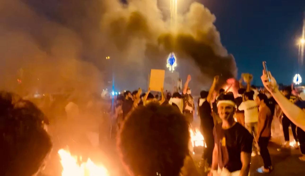 فيديو .. تظاهرات ليلية للمحاضرين شرقي بغداد تخللها قطع للطرق وهتافات "للسيد"