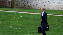 أكثر ما يميزه منذ 40 عاماً.. الحقيبة القديمة للمستشار الألماني تدخل دائرة المنافسة للحصول عليها