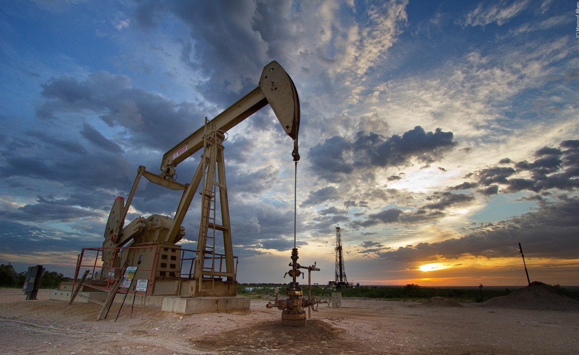Oil prices rise $1 on concerns over tightening supply