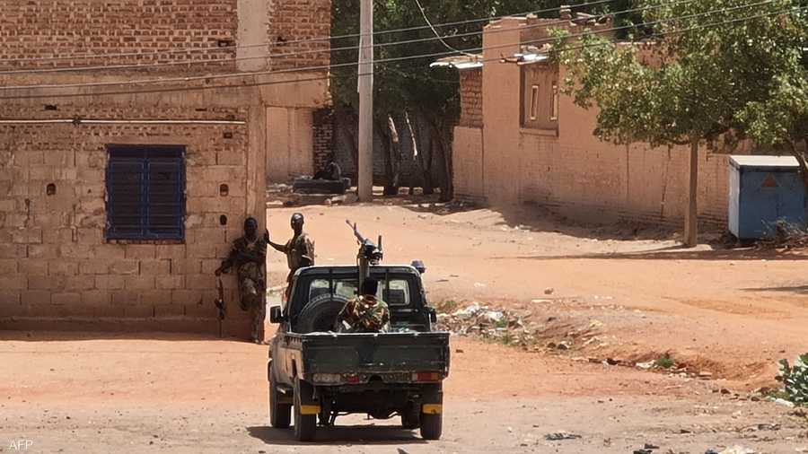الجيش السوداني يقرر تسليح "كل القادرين" على حمل السلاح بهدف "تأمين الأنفس والحرمات"