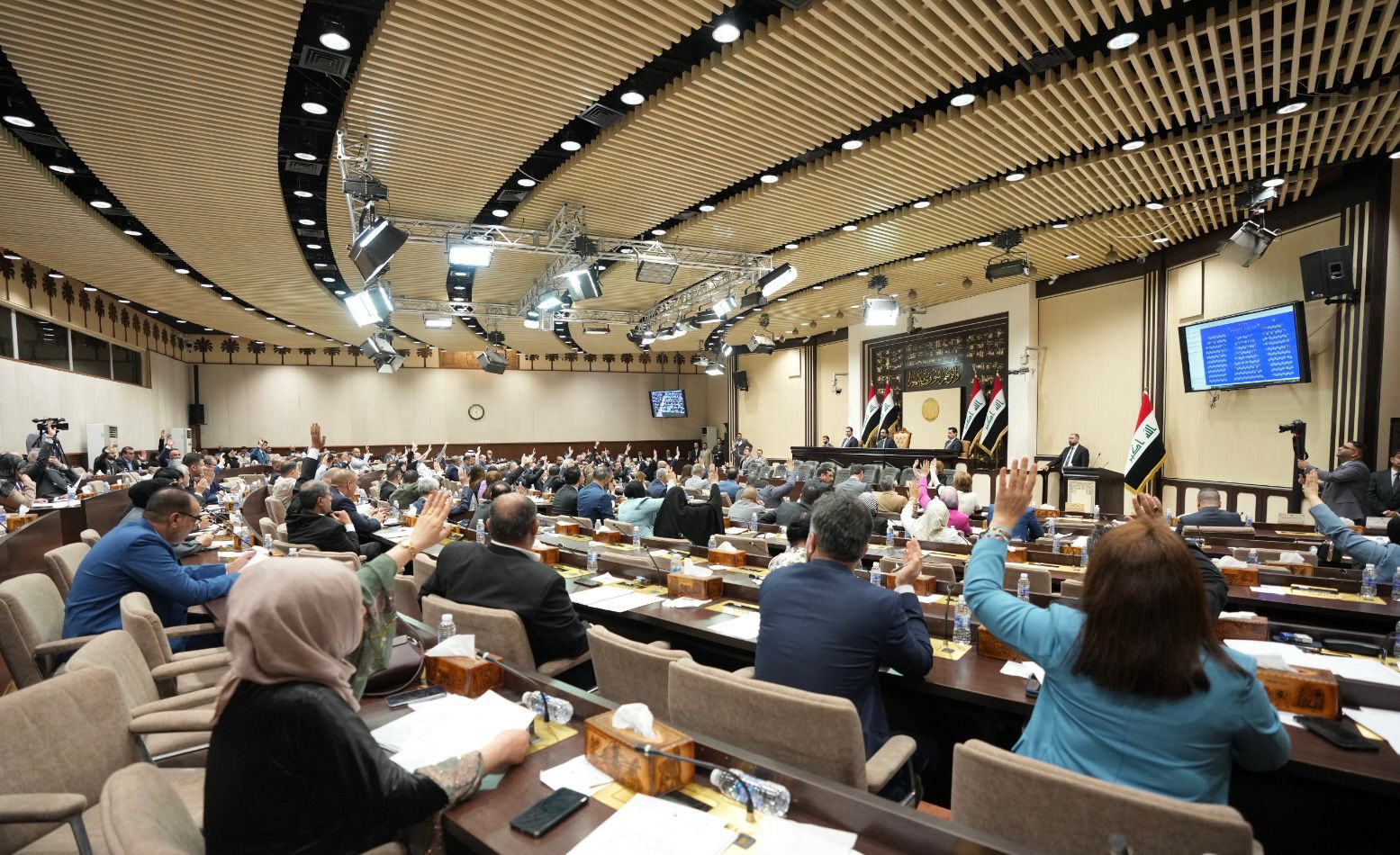 Postponing the parliament session to vote on the budget until the evening