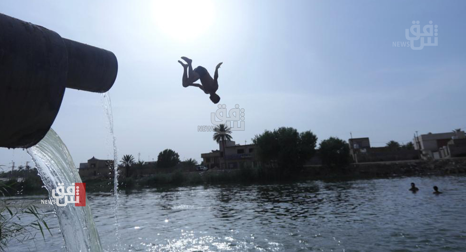 لفحات الصيف تدفع العراقيين نحو الأنهر الملوثة بمياه الصرف الصحي (صور)
